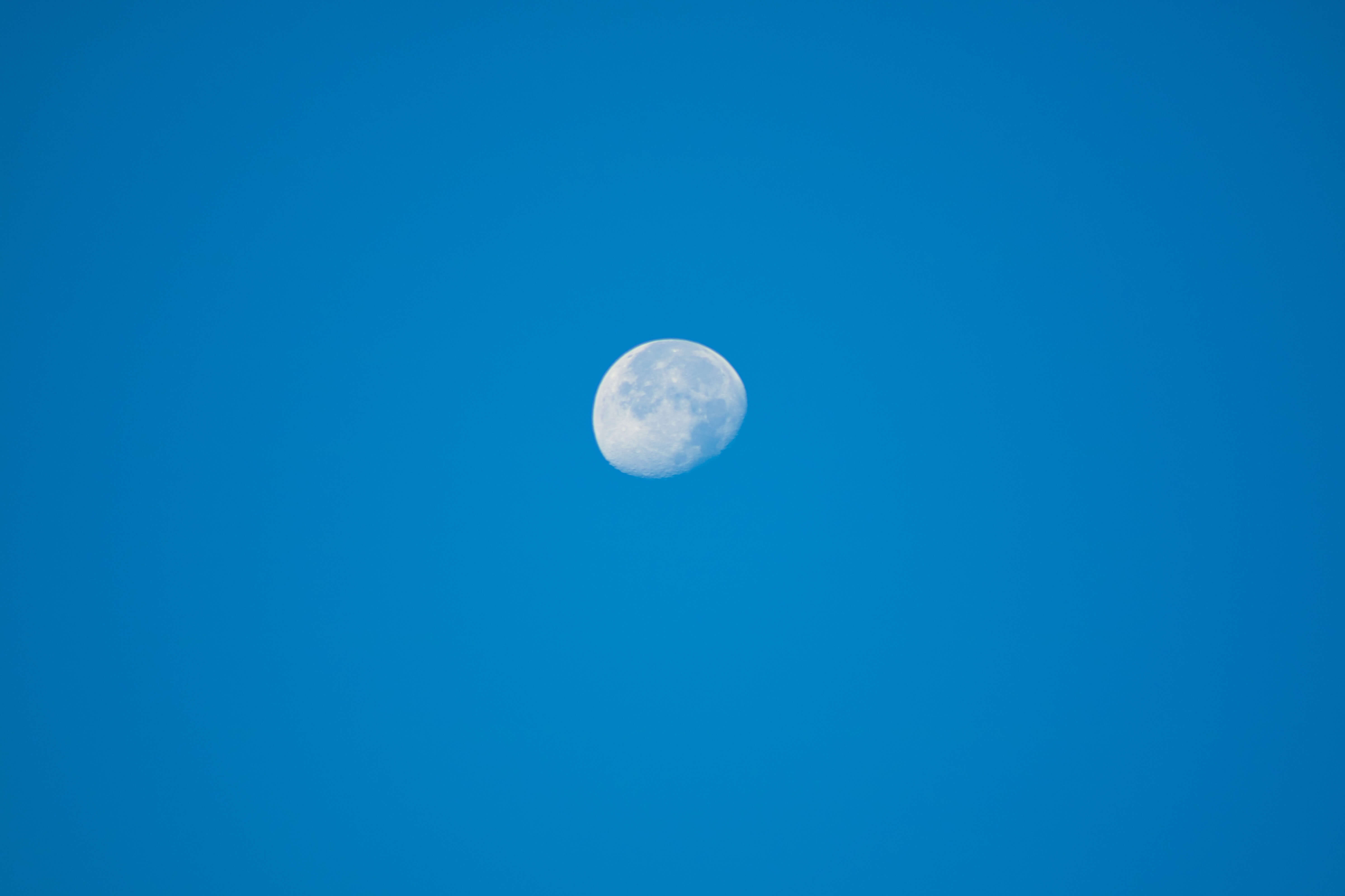 蓝色天空里的月亮